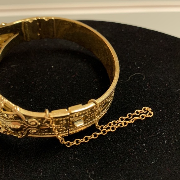 Whiting & Davis Vintage GoldTone Bracelet w/Green Gemstone with a Rose carved in - Picture 14 of 15